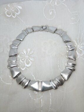 VINTAGE MONET BRUSHED NICKEL TONE COLLAR NECKLACE~ Geometric links